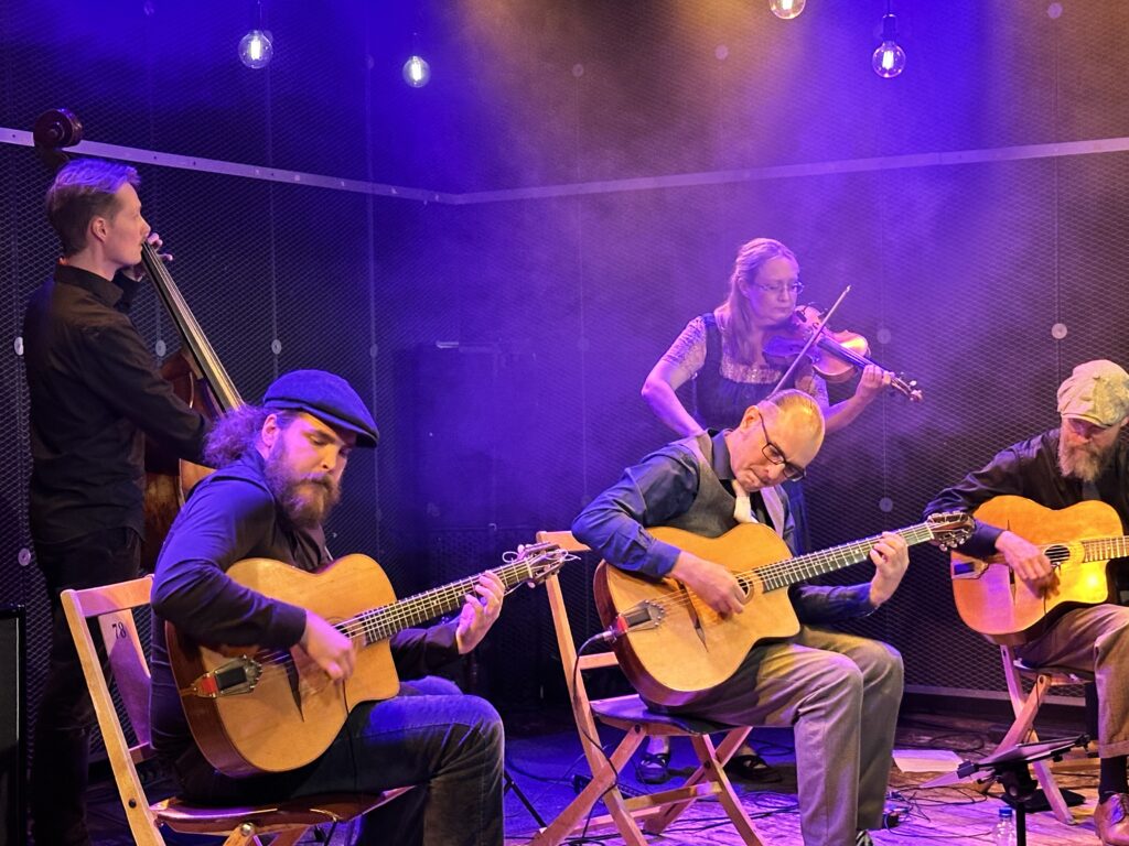 soittajia, jazzklubi, kitaristi, viulisti