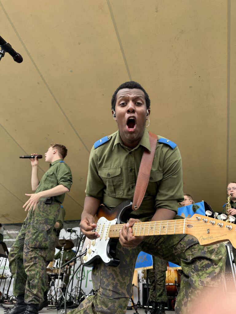 kitaristi, laulaja, varusmies