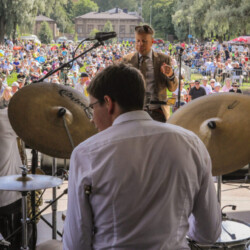 Linnajazz -festival 2023. Kuvaaja: Anne Tamminen orkesteri, kapelimestari, puistopiknik, yleisö